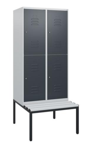 C+P Armoire vestiaire à deux niveaux Classic Plus avec banc, largeur de compartiment 400 mm