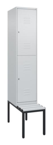 C+P Armoire vestiaire à deux niveaux Classic Plus avec banc, largeur de compartiment 400 mm