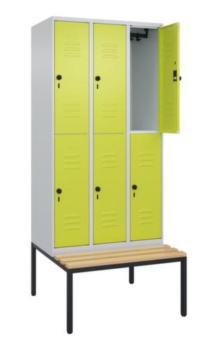 C+P Armoire vestiaire à deux niveaux Classic Plus avec banc, largeur de compartiment 300 mm