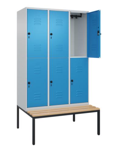 C+P Armoire vestiaire à deux niveaux Classic Plus avec banc, largeur de compartiment 400 mm