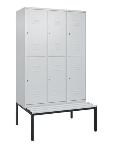 C+P Armoire vestiaire à deux niveaux Classic Plus avec banc, largeur de compartiment 400 mm