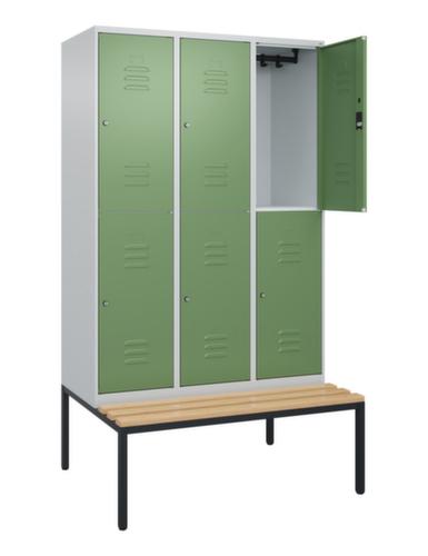 C+P Armoire vestiaire à deux niveaux Classic Plus avec banc, largeur de compartiment 400 mm