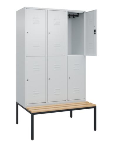 C+P Armoire vestiaire à deux niveaux Classic Plus avec banc, largeur de compartiment 400 mm