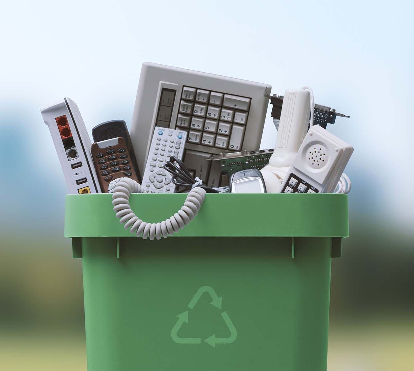 Elektroaltgeräte in einem Recyclingbehälter zur Entsorgung nach Elektro- und Elektronikgerätegesetz