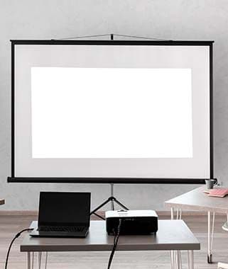 Moderner Präsentationsraum mit Leinwand und Beamer für Vorträge