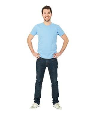 Mann steht selbstbewusst mit gerader Körperhaltung als Beispiel für Körpersprache beim Vortrag