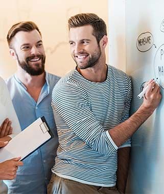 Redner hält Blickkontakt mit Zuhörern während einer Präsentation