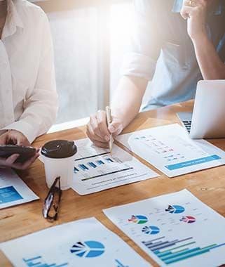 Mitarbeiter planen gemeinsam eine Präsentation und besprechen Inhalte