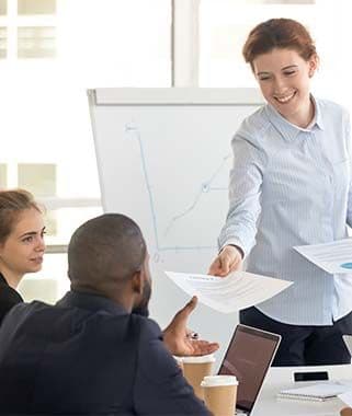 Mann steht selbstbewusst mit gerader Körperhaltung als Beispiel für Körpersprache beim Vortrag