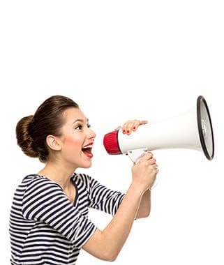Frau spricht mit Megafon als Symbol für Aufmerksamkeit während eines Vortrags