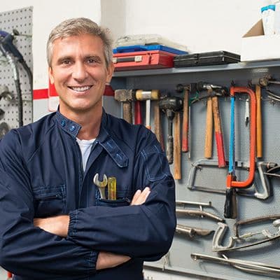 Mitarbeiter im Betrieb als Beispiel für ergonomische Arbeitsgestaltung